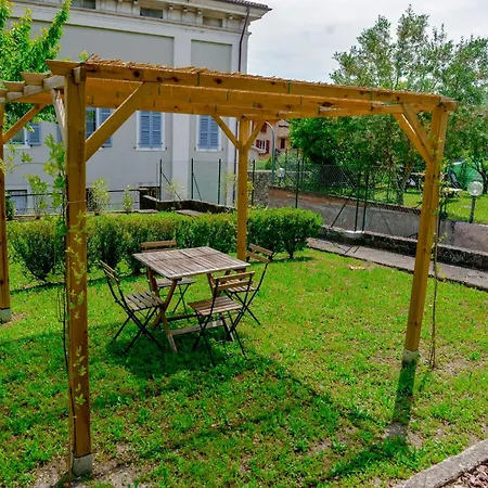 Daire Ines Garden - With Private Parking & Garden