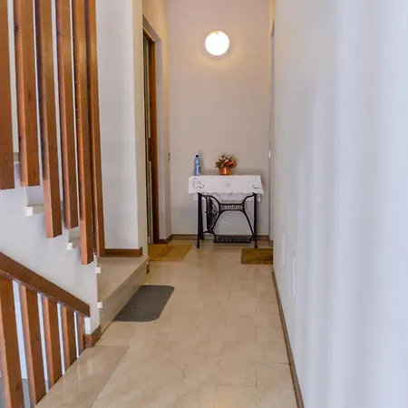 Ines Garden - With Private Parking & Garden *