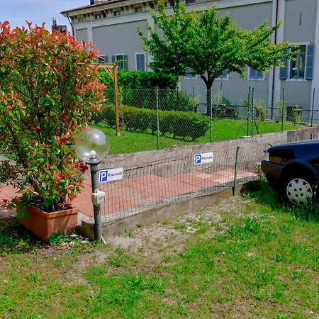 アパート Ines Garden - With Private Parking & Garden サロ