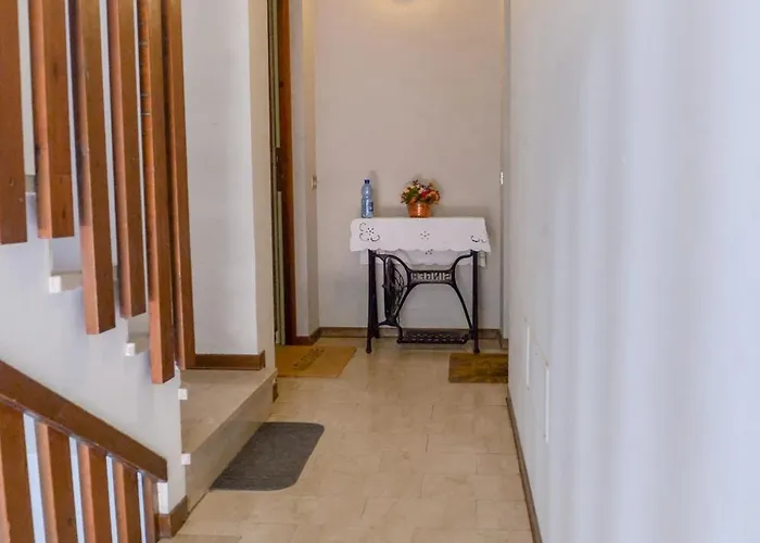 Ines Garden - With Private Parking & Garden *
